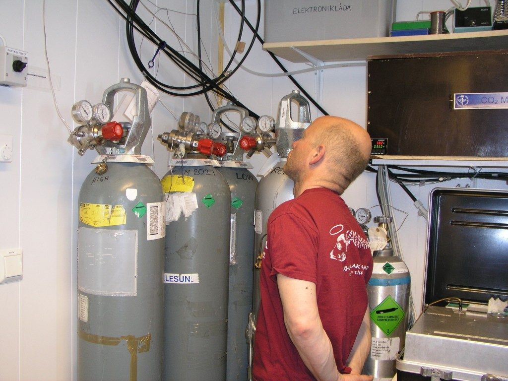 Rising CO2 emissions are influencing glacial patterns. (Measuring station on Svalbard/Irene Quaile)