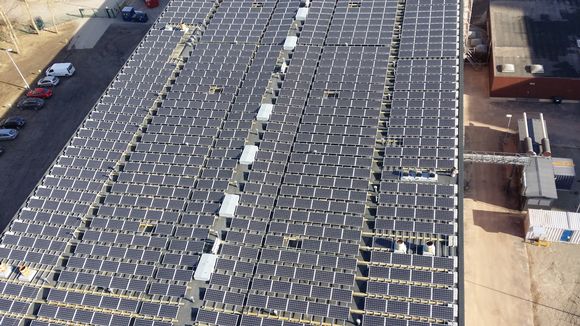 An image of the 1,200-panel solar power plant in Suvilahti. (Petteri Juuti / Yle)