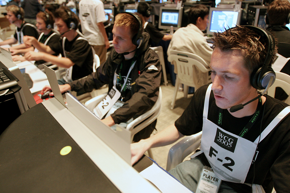 Competitors practice before a gaming tournament during the World Cyber Games in Singapore November 17, 2005. The event lasts until November 20, with gamers competing for prizes totalling more than $435,000. REUTERS/Vivek Prakash - RTR1B691