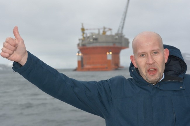 Norway's Minister of Oil and Energy puts the thumb up for Arctic oil production. This photo was taken in April last year as the Goliat platform arrived in the Barents Sea from a yard in South Korea. (Thomas Nilsen/The Independent Barents Observer)
