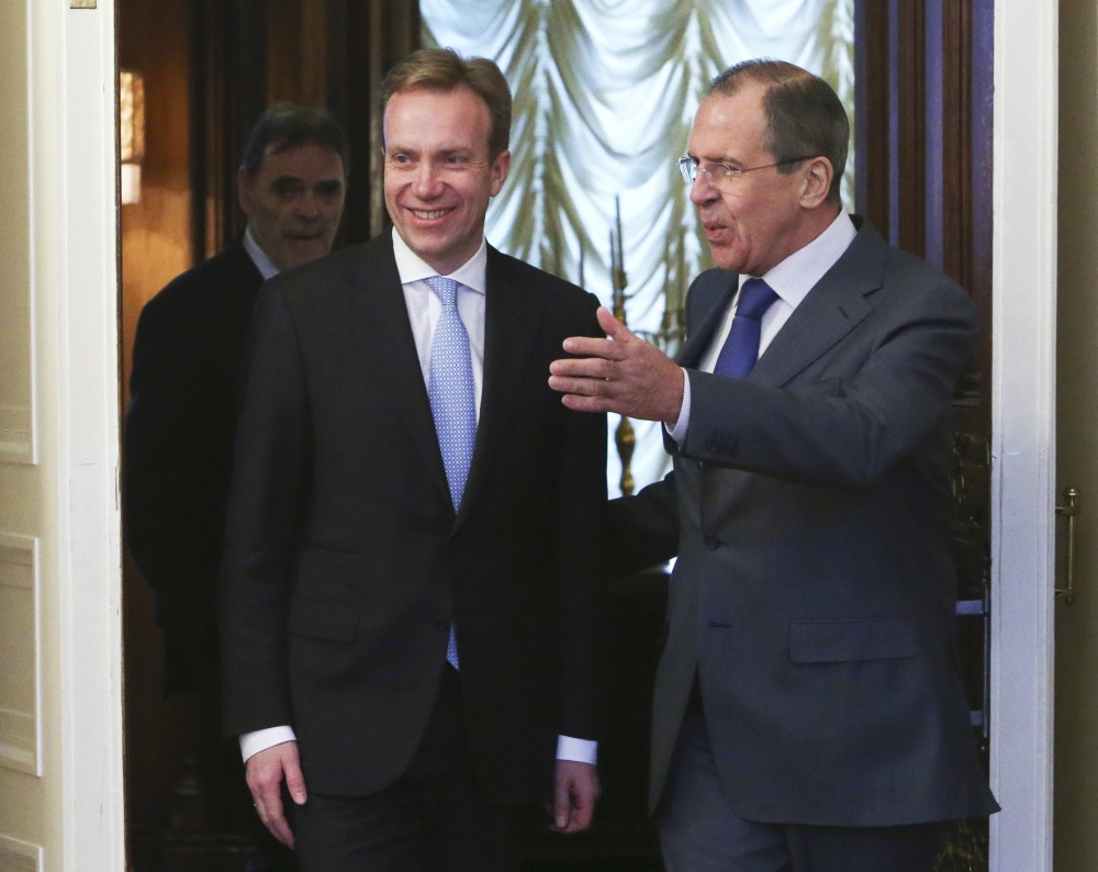 Russia's Foreign Minister Sergei Lavrov (R) greets his Norwegian counterpart Borge Brende (C) in Moscow January 20, 2014. Sergei Karpukhin/REUTERS