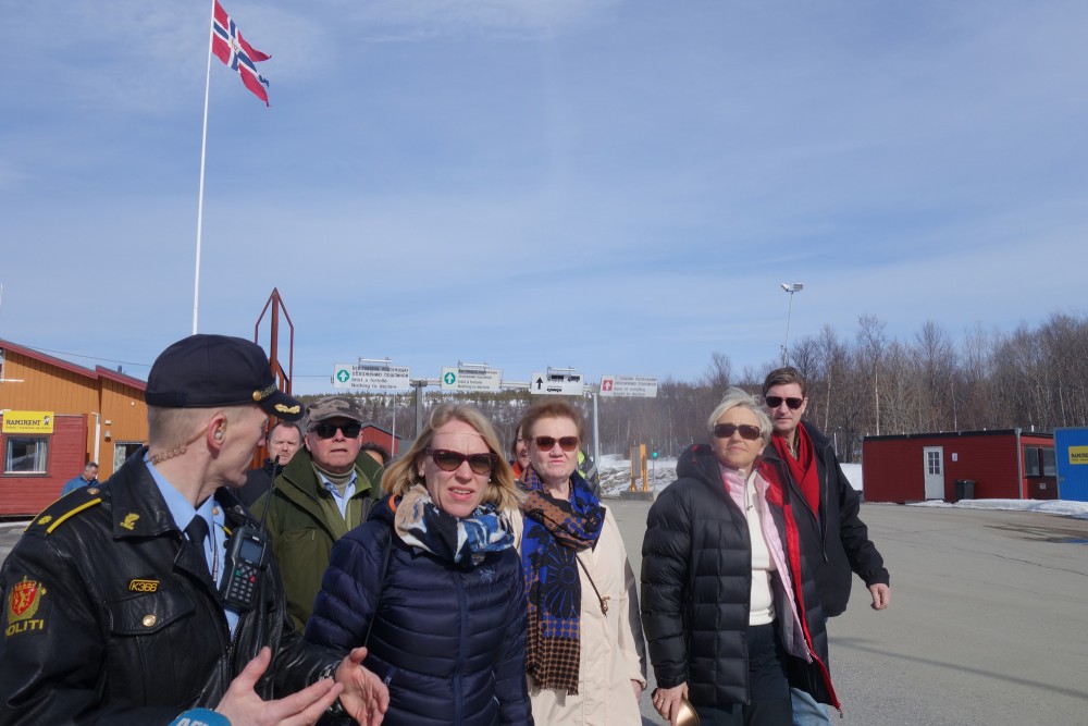 The Norwegian Standing Committee on Foreign Affairs and Defence visits Storskog, the border crossing point to Russia. Photo: Atle Staalesen