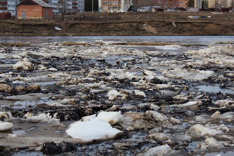 Oily ice flows by the town of Shudayag on Ukhta River. Photo: Greenpeace Russia