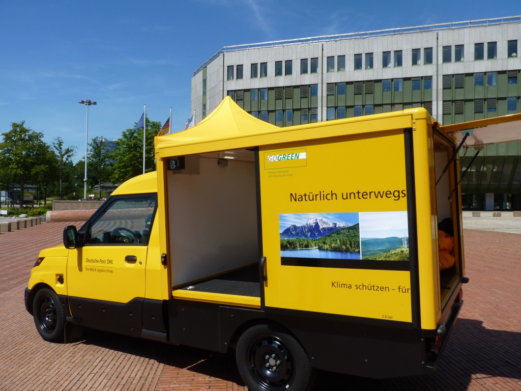 Electric vehicles deliver our mail in Bonn. (Irene Quaile/Deutsche Welle)