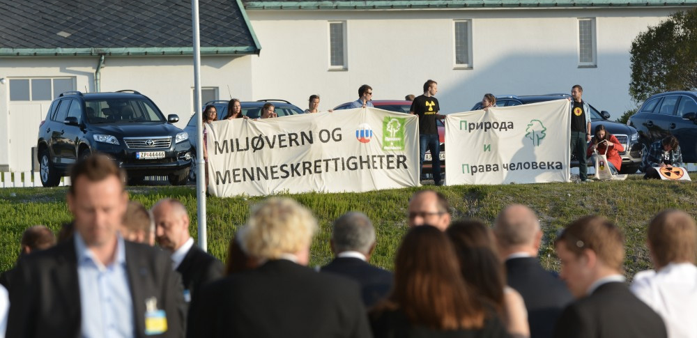 Norwegian and Russian environmentalists hold a joint rally. (Thomas Nilsen / The Independent Barents Observer)