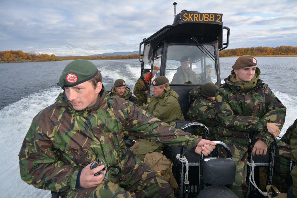 Soldiers from the garrison of Sør-Varanger pictured on the Pasvik, the river that forms the border between Norway and Russia. (Thomas Nilsen/The Independent Barents Observer)