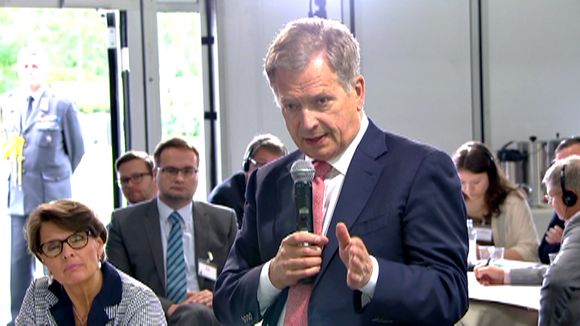 Sweden's former defence minister challenged Finland's prime minister Sauli Niinistö over relations with Russia at the Kultaranta security summit this week. (Yle News)