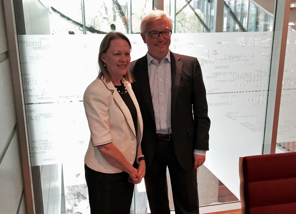 Mary Warlick had meetings with Norwegian stakeholders to discuss the situation in the oil industry and energy cooperation between Norway and the USA. Here she is with Karl Eirik Schjøtt-Pedersen, Secretary General of the Norwegian Oil and Gas Association. (Photo: U.S. Embassy)