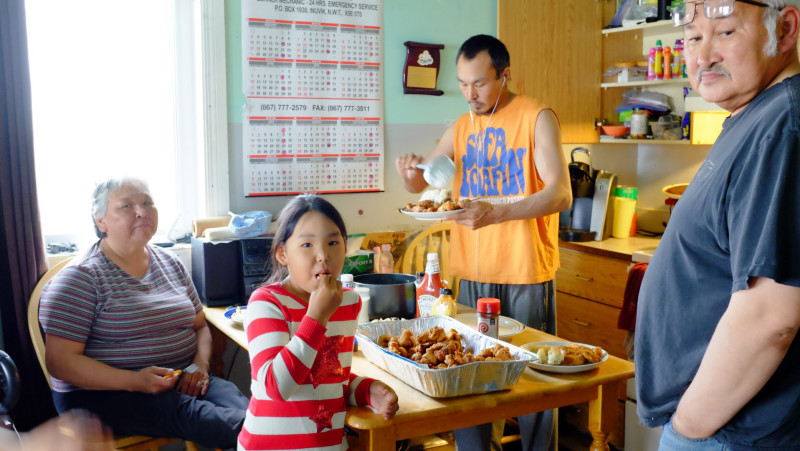 A cozy family fish fry in Tuktoyaktuk. (Mia Bennett)