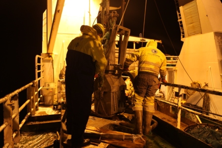 Investigating the undersea secrets of the Arctic night from the research vessel Helmer Hanssen. (Irene Quaile/Deutsche Welle)