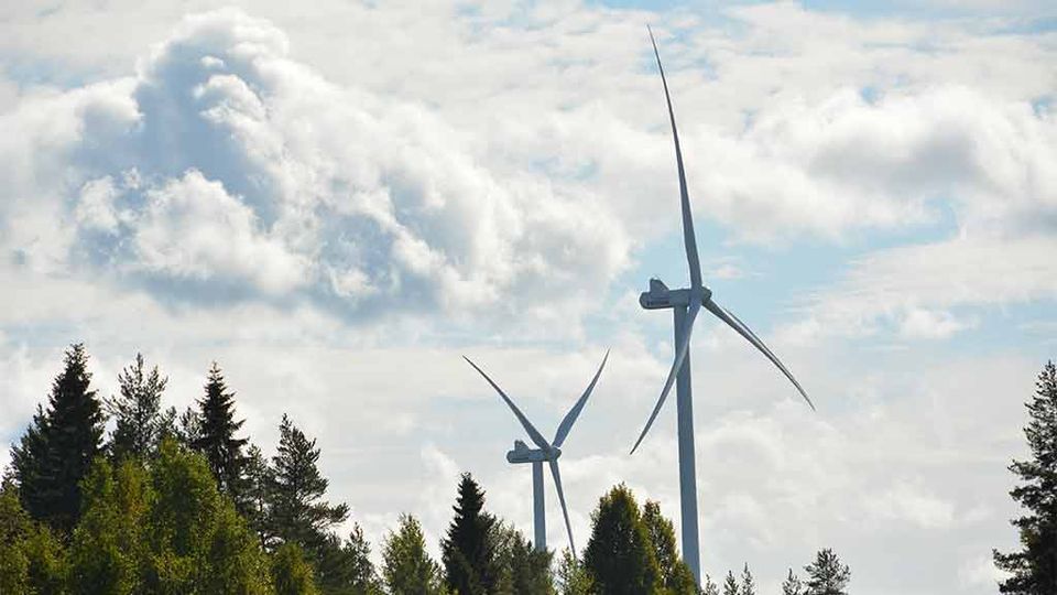 Wind farms such as the Pajukoski facility in Ylivieska are changing the rules of the energy game in Finland. ( Jukka-Pekka Tyhtilä / Yle)