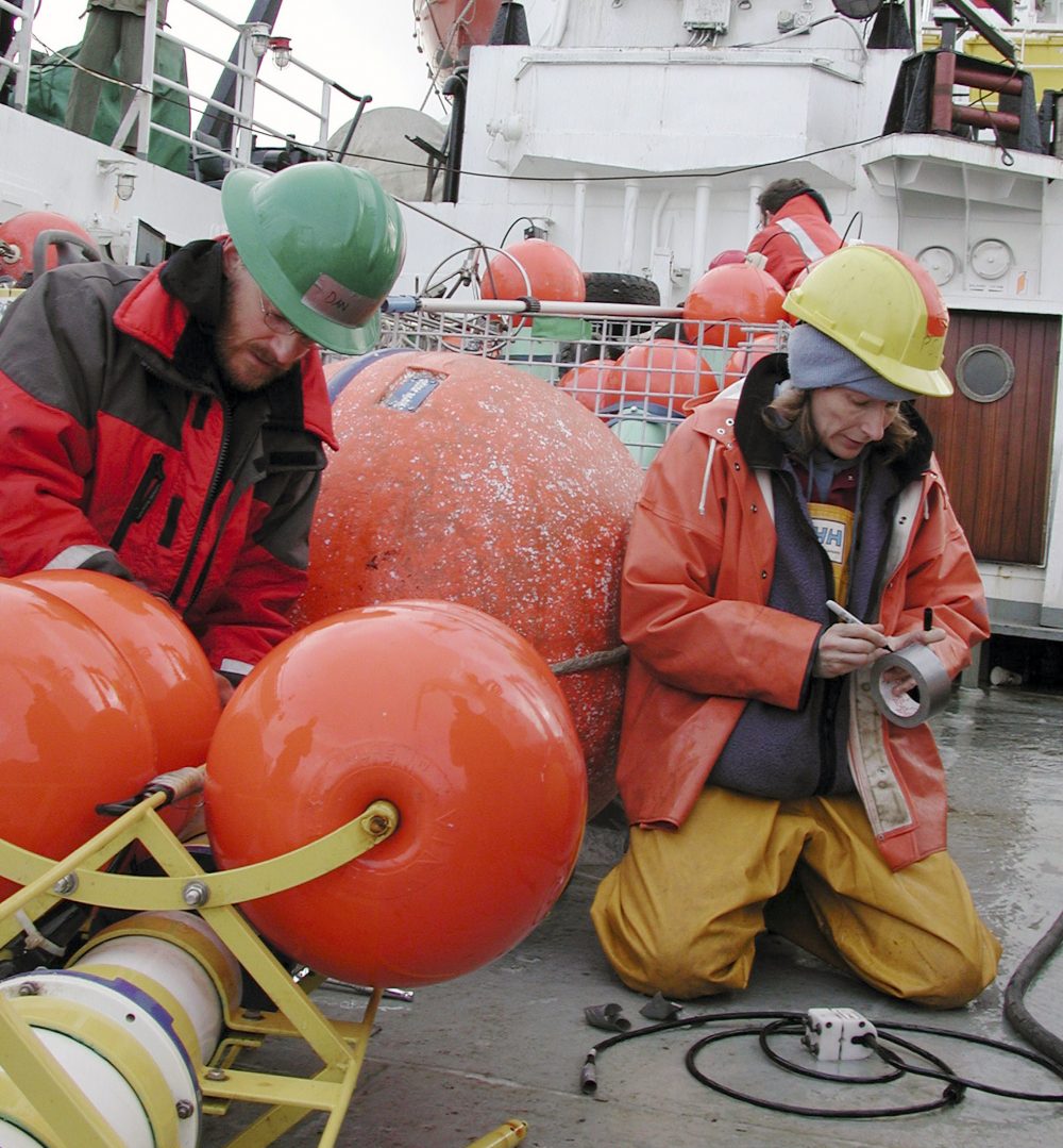 Rebecca Woodgate (R) and Dan Naber prepare a mooring to be deployed into the Bering Strait on board the Russian research vessel Professor Khromov August 25, 2009. (Jeff Jones /REUTERS)