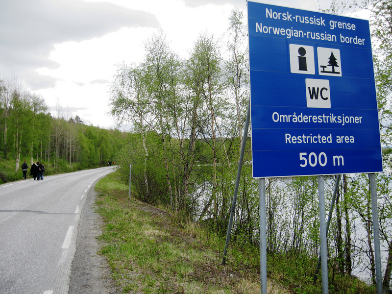 Signs tell visitors how to behave in the near border areas. (Thomas Nilsen/The Independent Barents Observer)