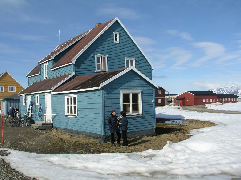 Iceblogger interviews a scientist outside Germany’s Koldewey Station, back in 2007. (Irene Quaile/Deutsche Welle)