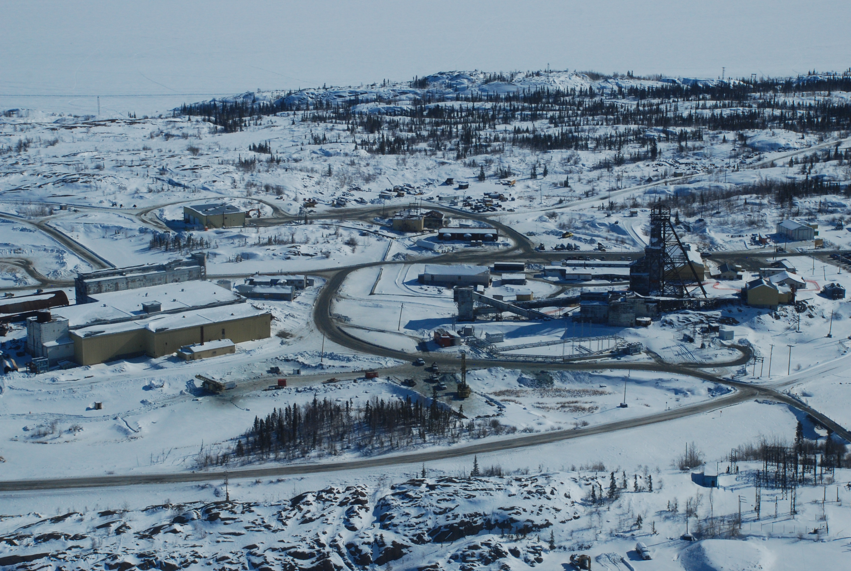 Giant gold mine in Yellowknife, Northwest Territories, released thousands of tonnes of toxic arsenic trioxide from its roaster stack during its operation between 1948 and 2004. (Photo courtesy of University of Ottawa)