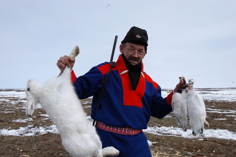 Hunter with hare and grouse. (Thomas Nilsen/The Independent Barents Observer)