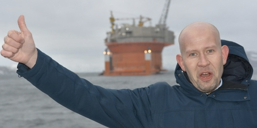 Norway's Minister of Petroleum and Energy Tord Lien puts the thumb up for more drilling in the Barents Sea. (Thomas Nilsen/The Independent Barents Observer)