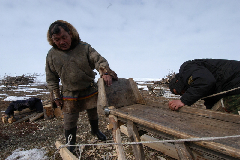 A Nenets man makes a sledge. (Thomas Nilsen/The Independent Barents Observer)