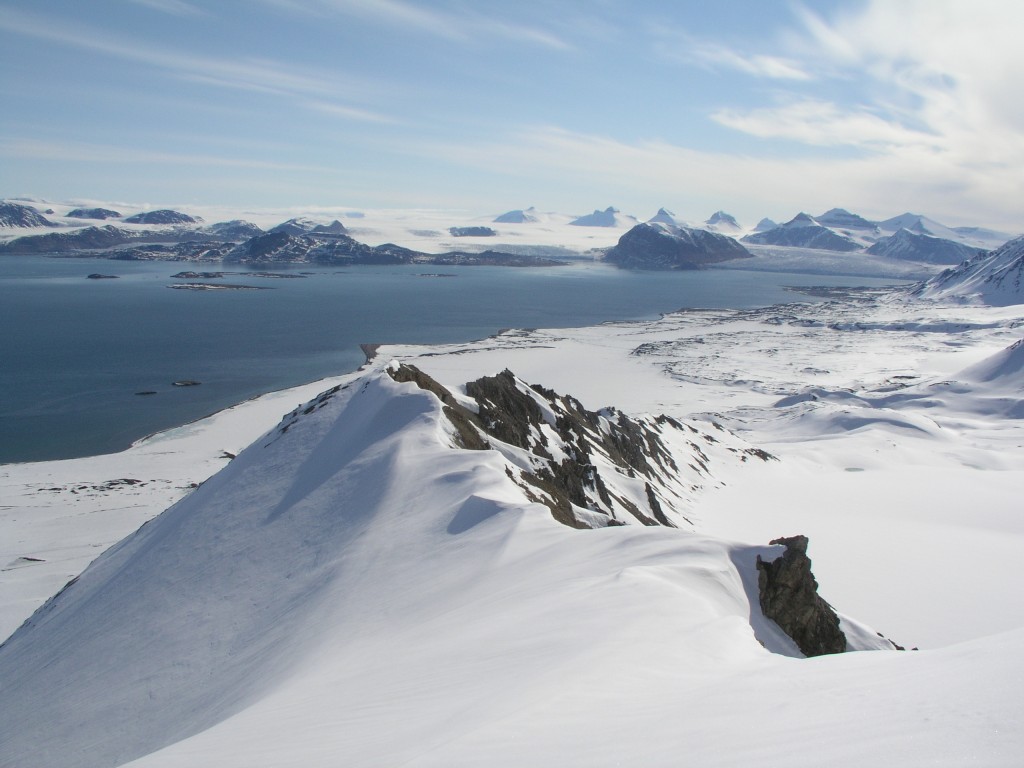 View from Mount Zeppelin over the Kongsfjord, Svalbard, above Ny Alesund research village. (Irene Quaile/Deutsche Welle)