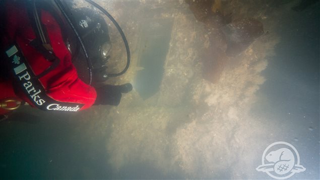 Amazingly, a captain’s cabin window at the ship’s stern is still in place. During these dives, the weather conditions were bad with poor underwater visibility in Terror Bay. (Parks Canada)