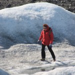 Iceblogger tests the thickness of Greenland’s ice. (Irene Quaile/Deutsche Welle)