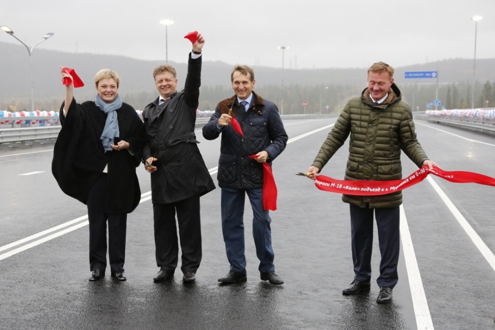 Hereby declared open! Murmansk Governor Marina Kovtun together with Transport Minister Maksim Sokolov, State Duma Speaker Sergey Naryshkin and Avtodor leader Roman Starovoyt. (Gov-murman.ru)