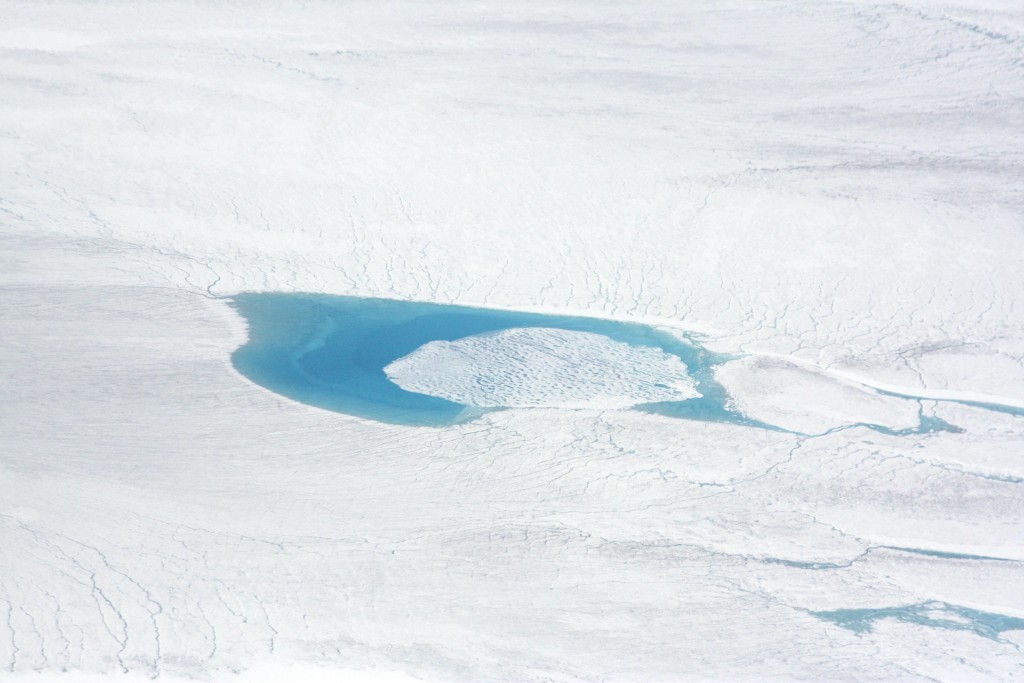 Greenland is white and blue, when melt ponds form. (Irene Quaile/Deutsche Welle)