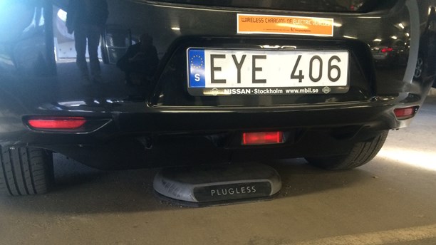 The charging pad charges the car while it is parked. (Ulla Engberg/Sveriges Radio)