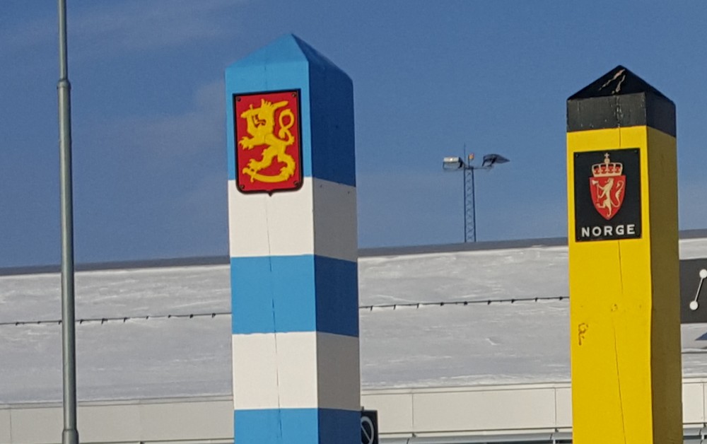 Finnish and Norwegian border poles. (Thomas Nilsen/The Independent Barents Observer)