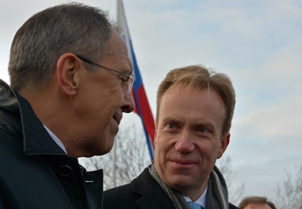 The two foreign ministers Sergey Lavrov (left) and Børge Brende have friendly smiles when meeting in the North. Here from Kirkenes two years ago. (Thomas Nilsen/The Independent Barents Observer)