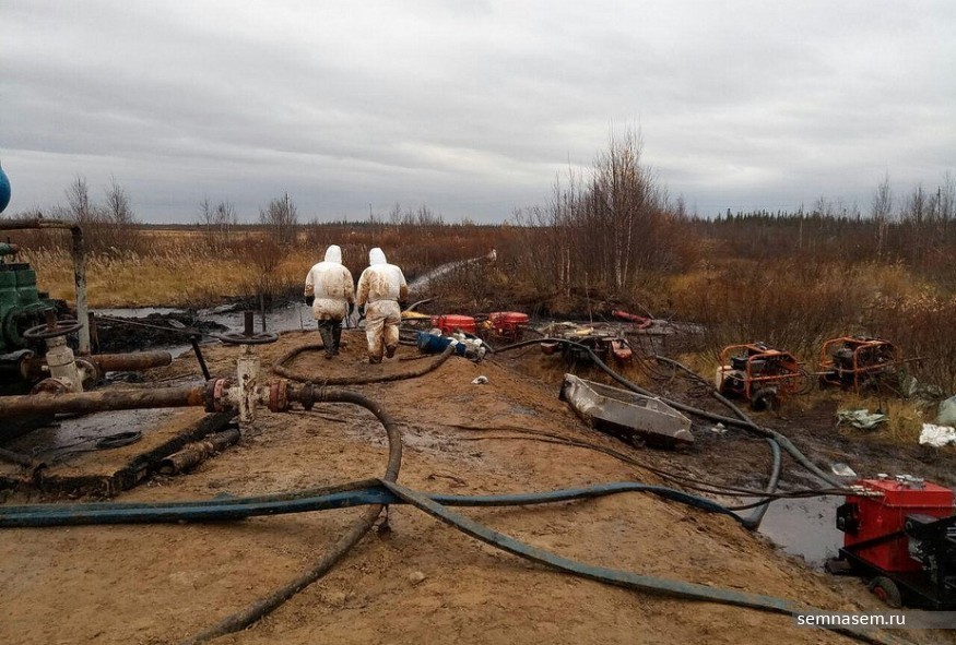 Workers clean up an oil spill near a Lukoil pipeline in the Komi Republic, in northern Russia ( Vladimir Prokushev / Semnasem.ru)