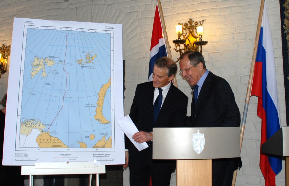 "This is the place". Sergey Lavrov and former Norwegian Foreign Minister Jonas Gahr Støre in Oslo 2011. (Atle Staalesen/The Independent Barents Observer)