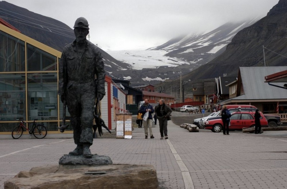 Tourists in Longyearbyen, Svalbard. (Thomas Nilsen/The Independent Barents Observer)