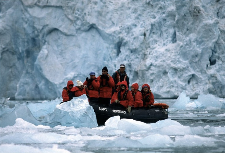 tourism-outdoes-coal-in-svalbard-norway-settlement