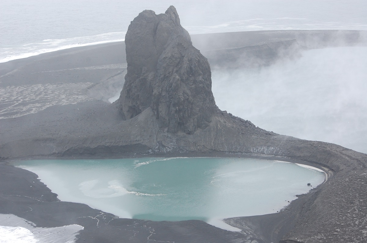 2-alaska-volcanoes-erupt-just-hours-apart-1