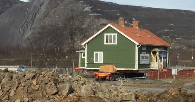 first-historic-building-moved-as-northern-sweden-town-is-relocated