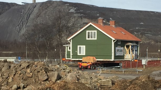 first-historic-building-moved-as-northern-sweden-town-is-relocated