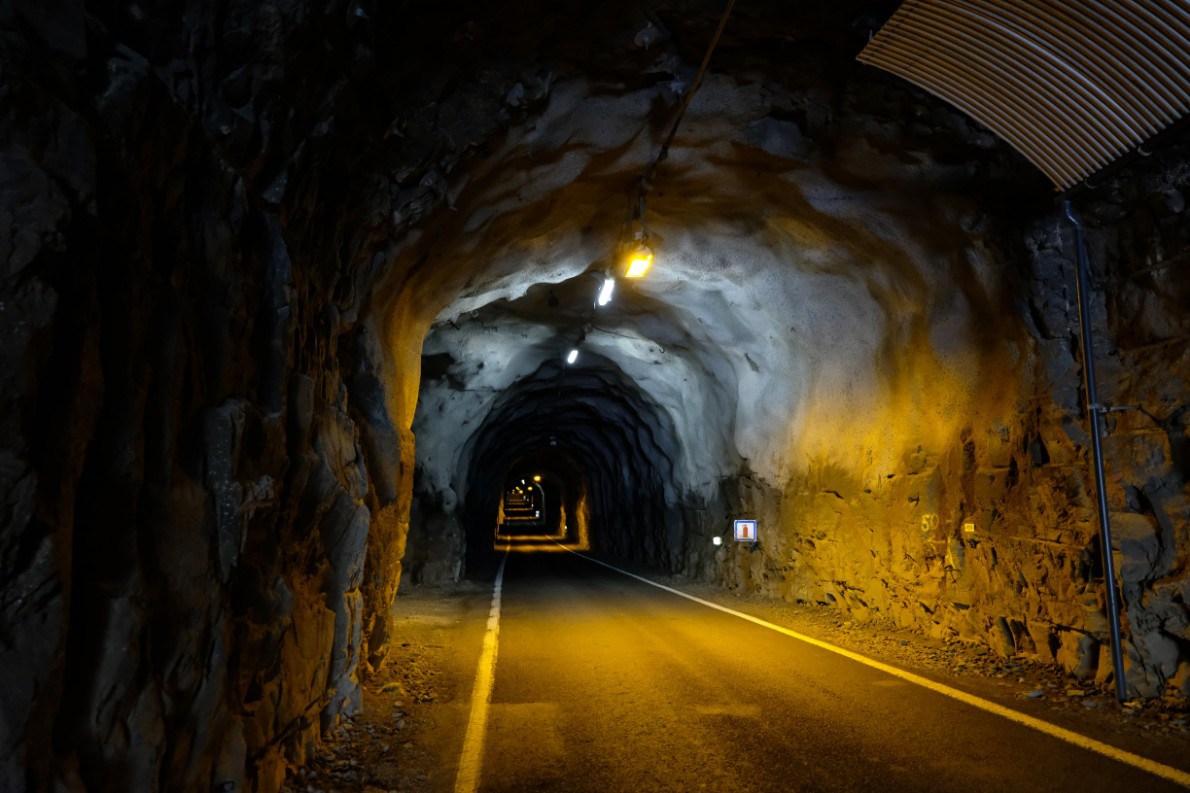 Inside the tunnel to Gasadalur.