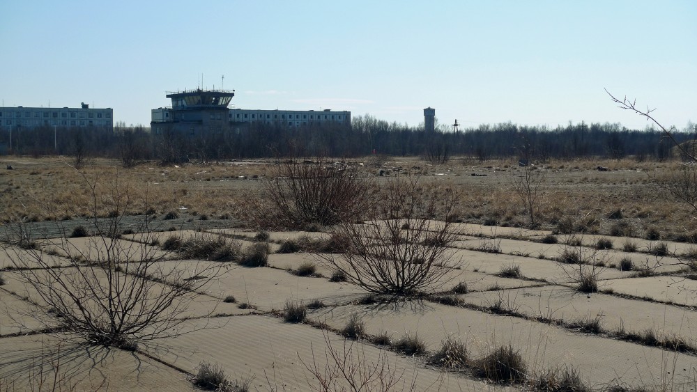 Apron and taxiways with the control tower. (Thomas Nilsen/The Independent Barents Observer)