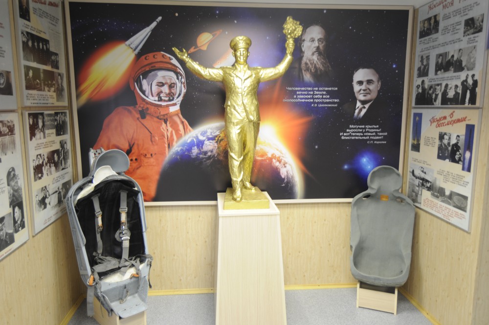 A golden Yury Gagarin shines glory over Soviet space history. (Thomas Nilsen/The Independent Barents Observer)