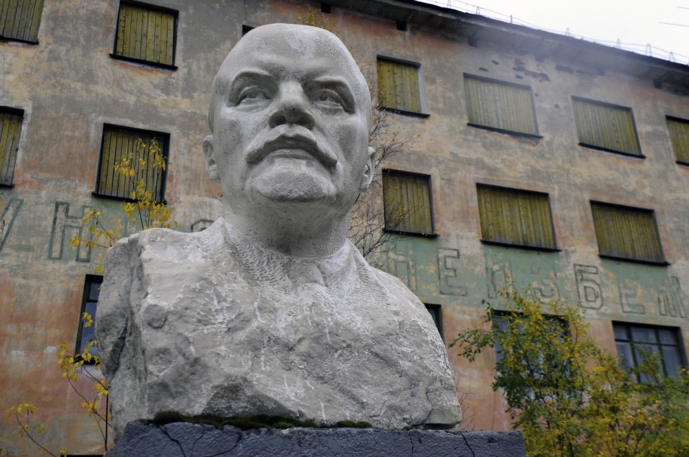 Corroded bust of Lenin stands in front of one of the abounded buildings in the town center. (Thomas Nilsen/The Independent Barents Observer)