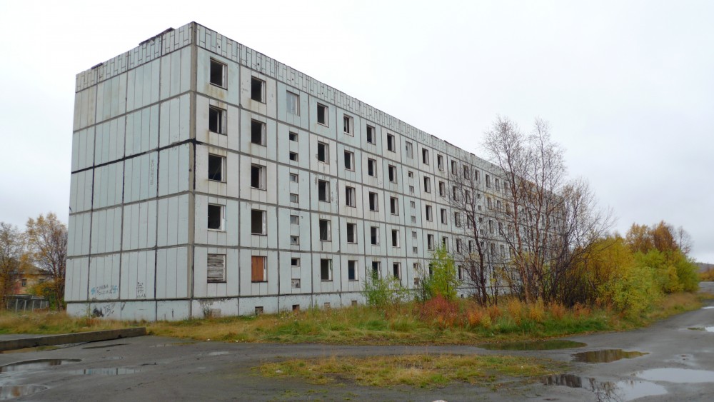 Abandoned apartment block. (Thomas Nilsen/The Independent Barents Observer)