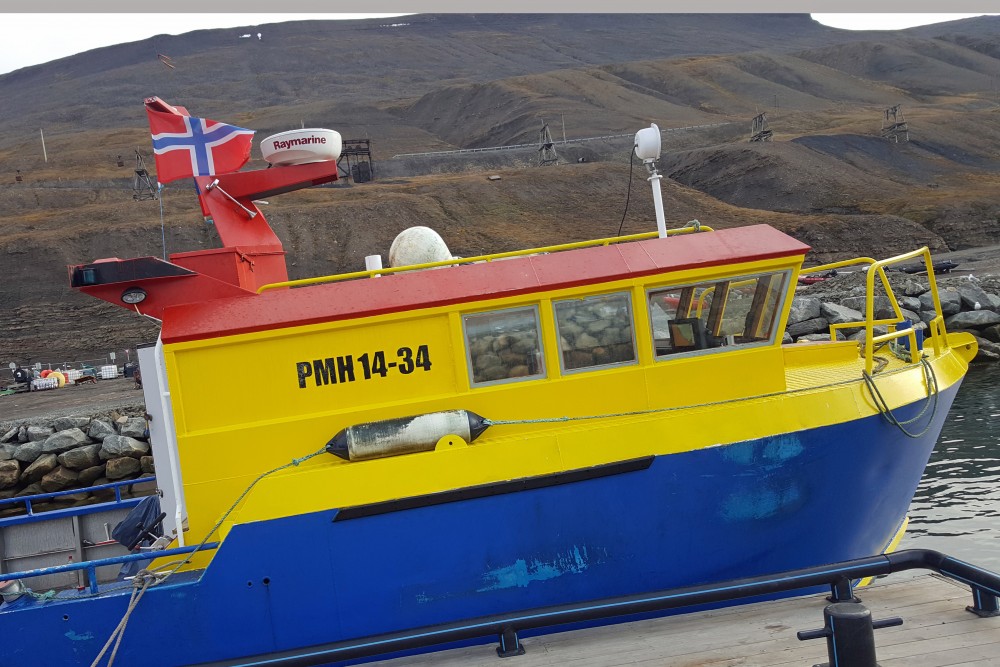 GoArctica’s boat is painted in Ukrainian colours. About 60% of the people living in Barentsburg are Ukrainians. (Thomas Nilsen/The Independent Barents Observer)