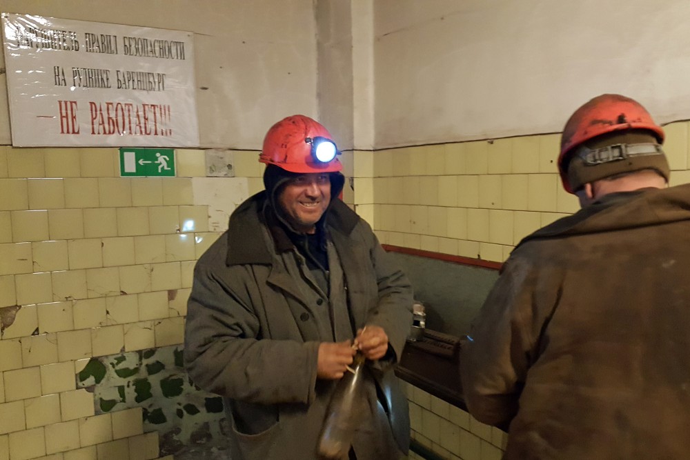 Back up after a long night’s work in the mine. (Thomas Nilsen/The Independent Barents Observer)