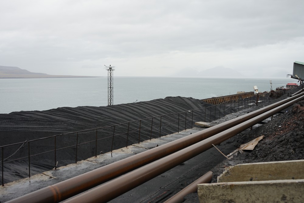 Coal harbour from where ships bring the coal to England. (Thomas Nilsen/The Independent Barents Observer)