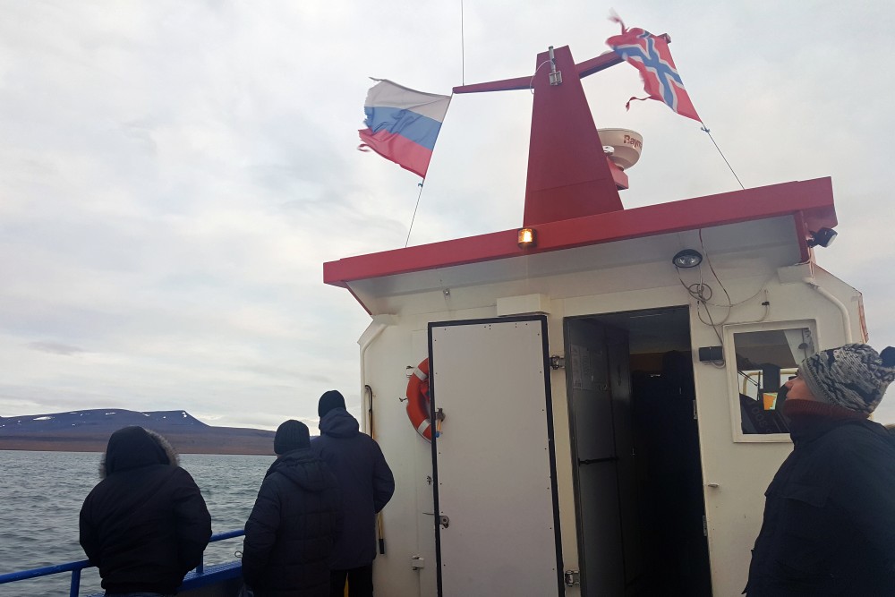 GoArctic’s boat “Barentsburg” has both Norwegian and Russian flag in the mast. (Thomas Nilsen/The Independent Barents Observer)