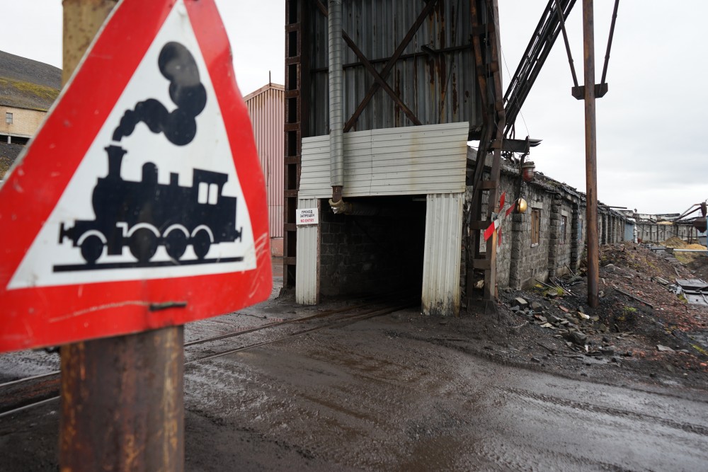 Rail tracks into the coal mine in Barentsburg. (Thomas Nilsen/The Independent Barents Observer)