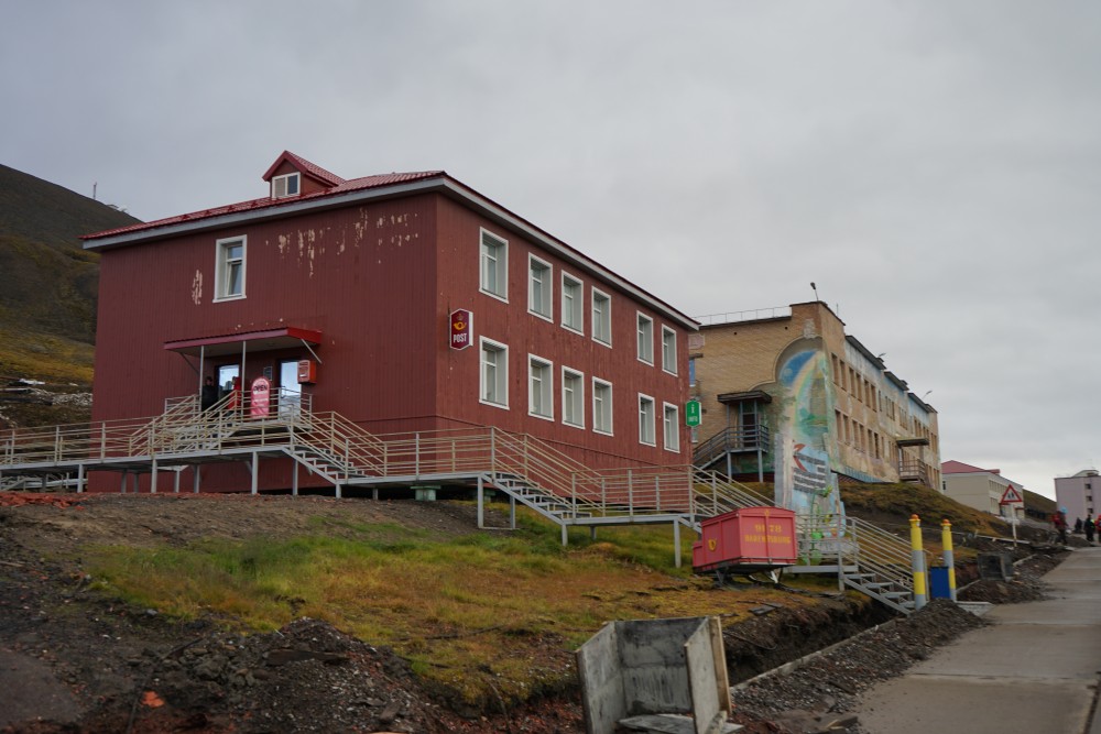 Norwegian post service in Barentsburg. (Thomas Nilsen/The Independent Barents Observer)