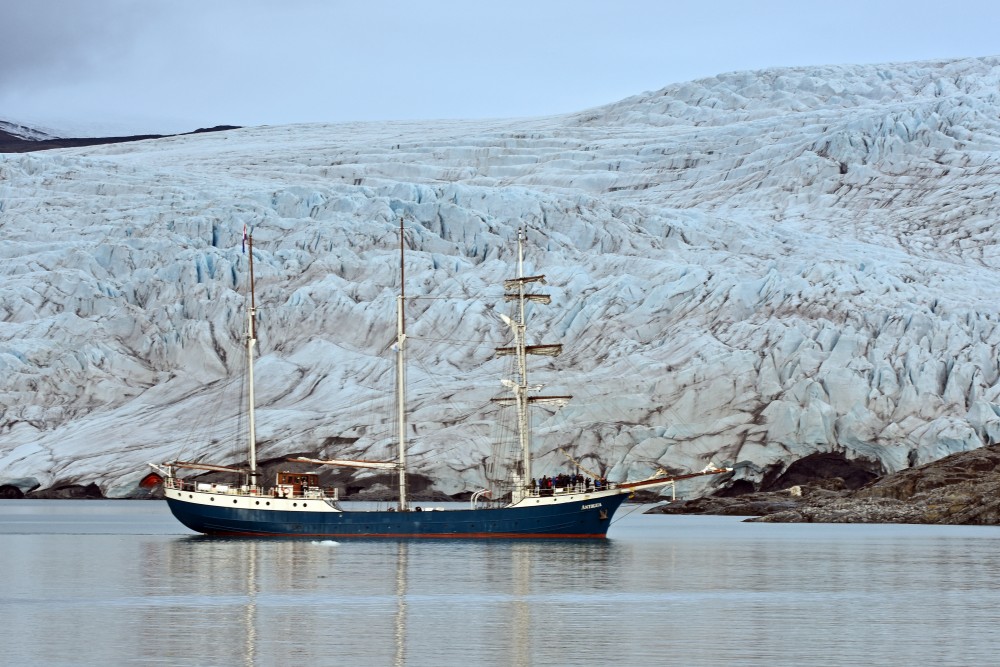 The three-mast sail­ing ship An­tigua at the Nordenskiöld glacier, Svalbard. (Thomas Nilsen/The Independent Barents Observer)