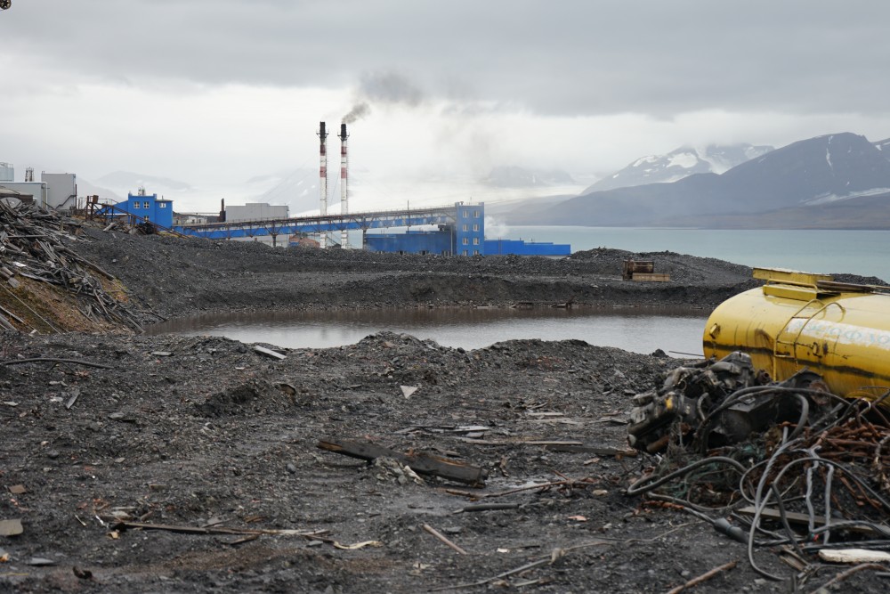 Maybe not the highlight of a guided tour in Arctic Barentsburg. The coal mine’s waste dump. (Thomas Nilsen/The Independent Barents Observer)